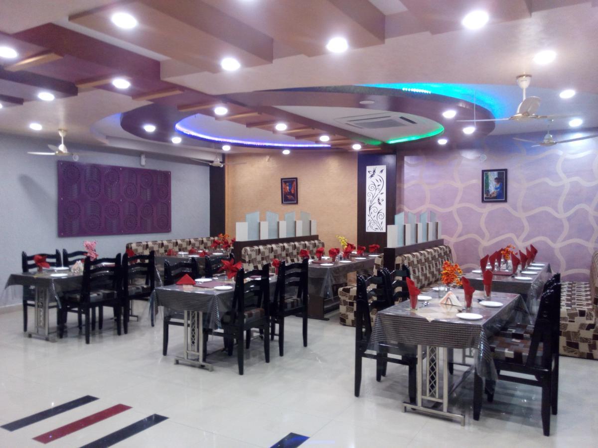 Friends & Restaurant